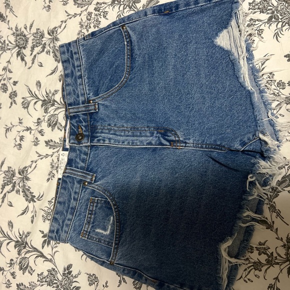 Levi’s and Cotton-on high rise shorts - Picture 3 of 4